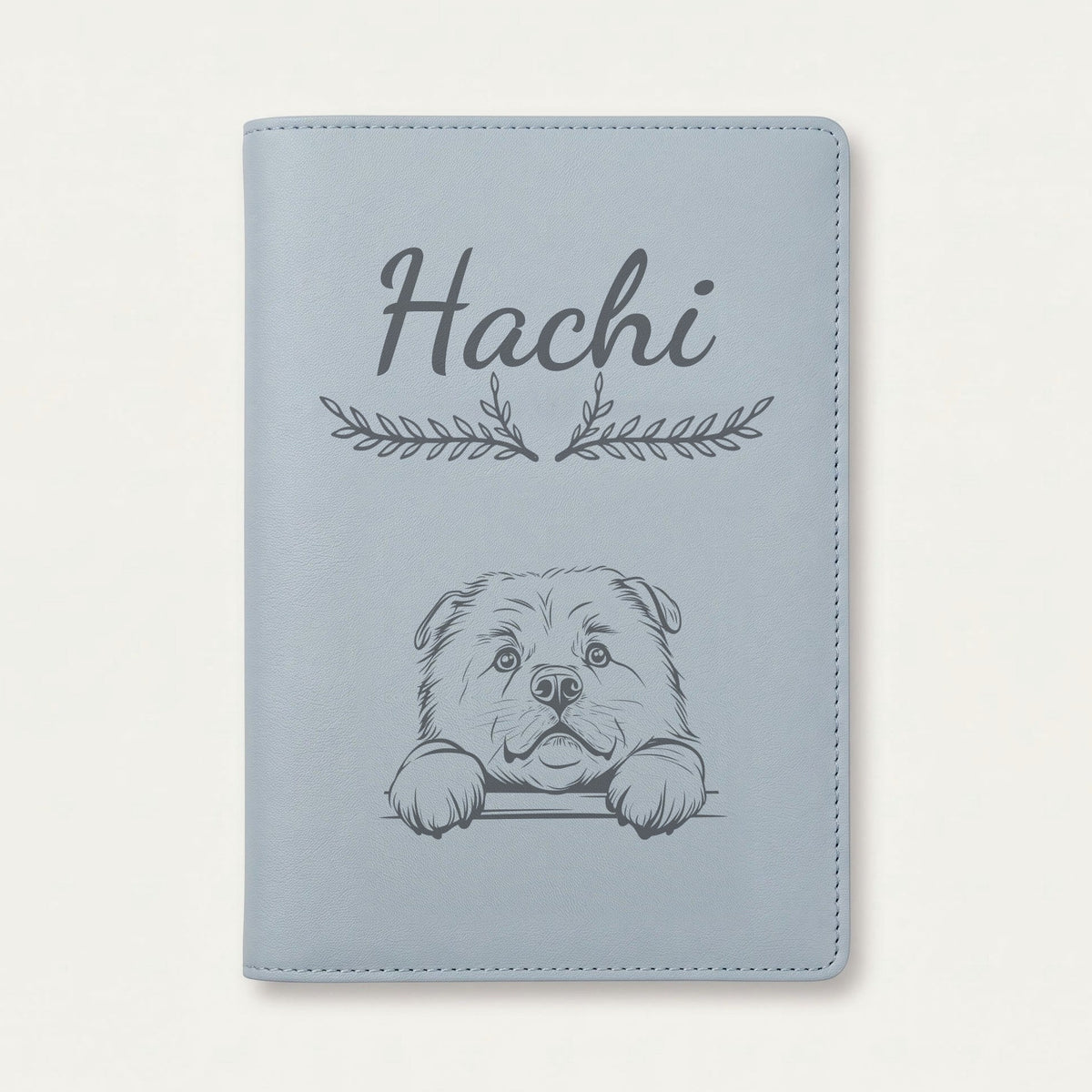 Protège carnet de santé chien personnalisé – Chow-chow — Bleu nuage — Bouquet — gravure « Hachi »