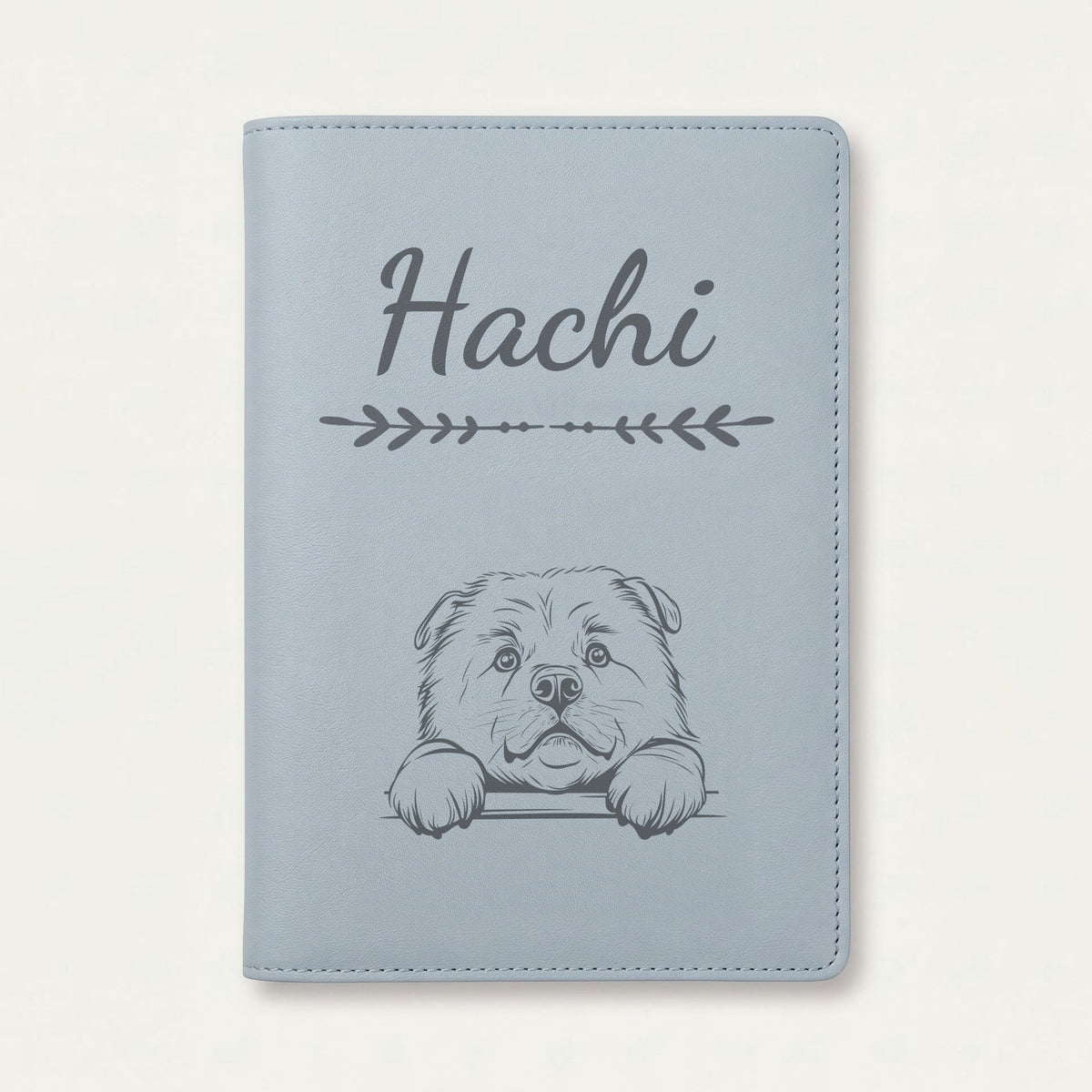 Protège carnet de santé chien personnalisé – Chow-chow — Bleu nuage — Flèche — gravure « Hachi »