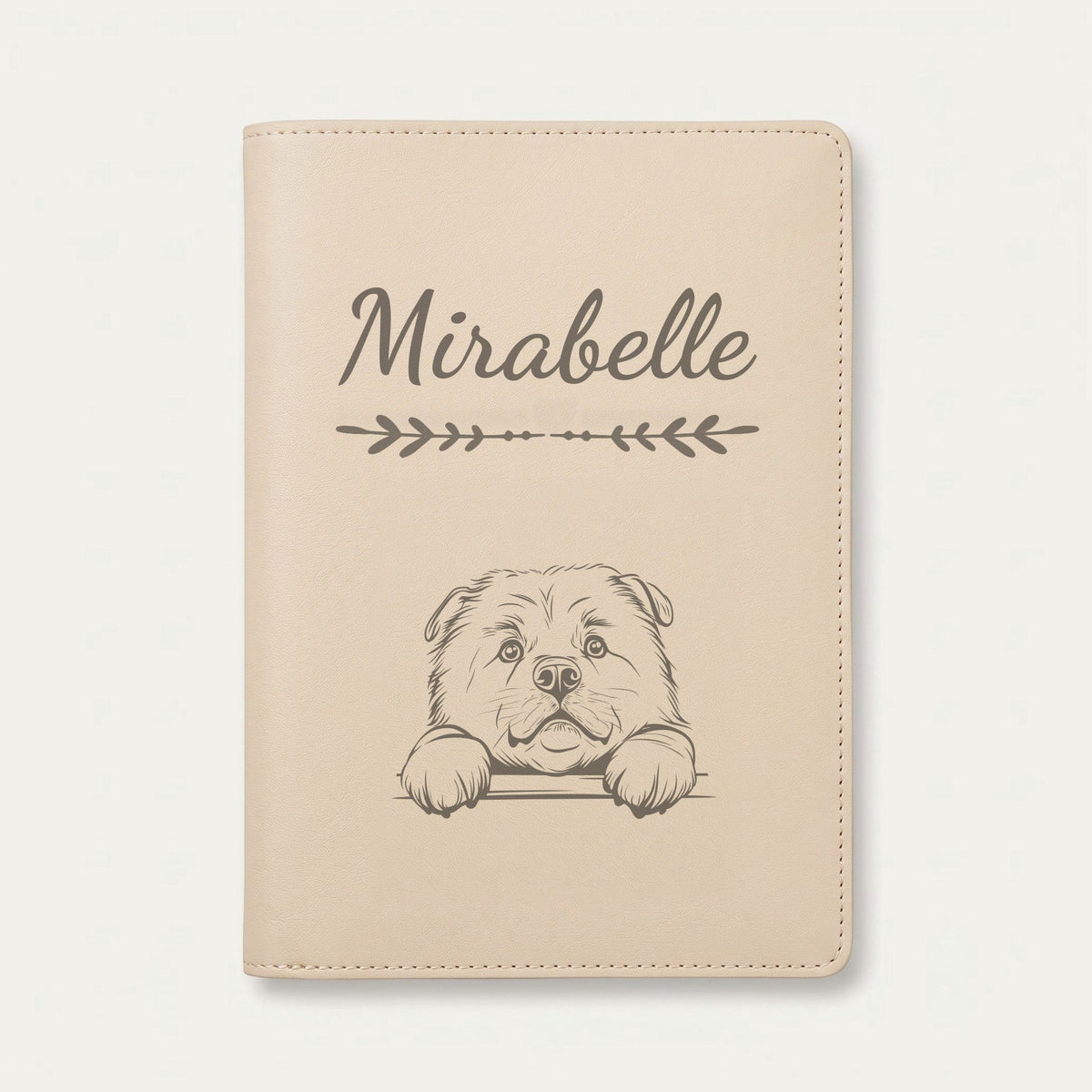 Protège carnet de santé chien personnalisé – Chow-chow — Crème vanille — Flèche — gravure « Mirabelle »