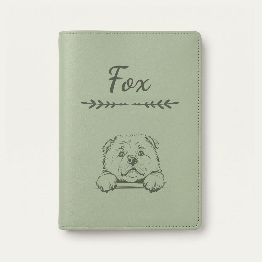 Protège carnet de santé chien personnalisé – Chow-chow — Vert sauge — Flèche — gravure « Fox »