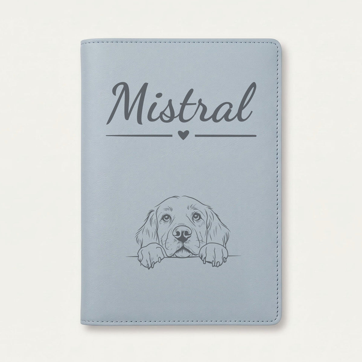 Protège carnet de santé chien personnalisé – Clumber spaniel — Bleu nuage — Cœur — gravure « Mistral »