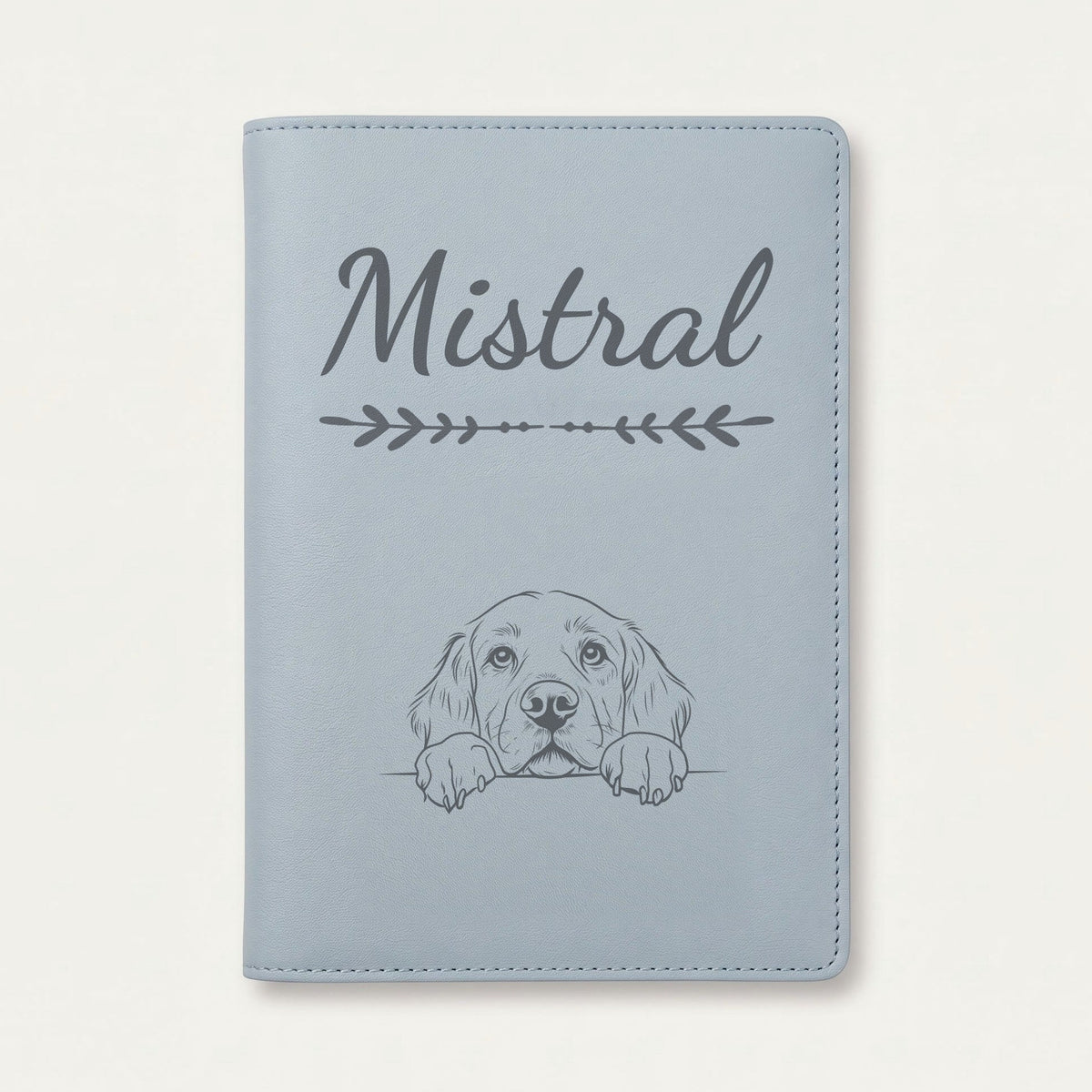 Protège carnet de santé chien personnalisé – Clumber spaniel — Bleu nuage — Flèche — gravure « Mistral »