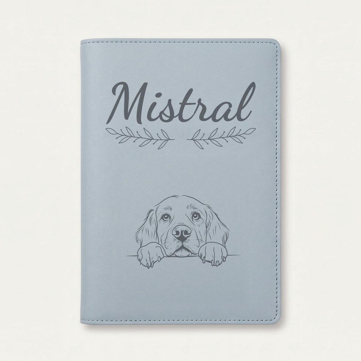 Protège carnet de santé chien personnalisé – Clumber spaniel — Bleu nuage — Rameaux — gravure « Mistral »