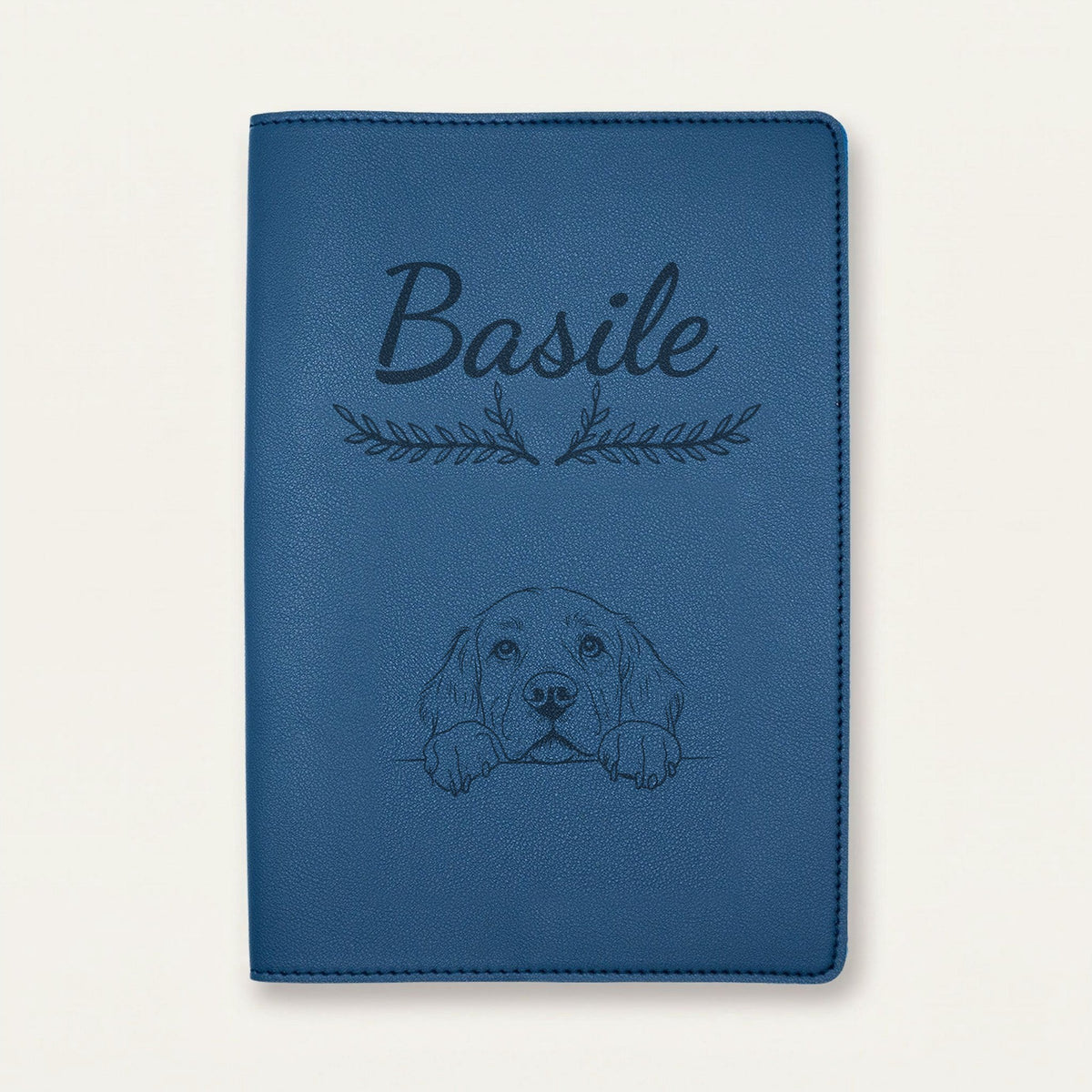 Protège carnet de santé chien personnalisé – Clumber spaniel — Bleu nuit — Bouquet — gravure « Basile »