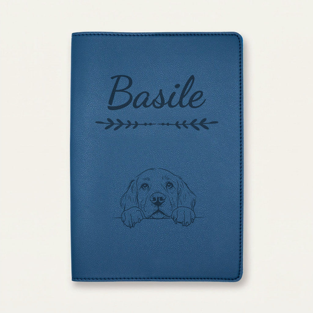 Protège carnet de santé chien personnalisé – Clumber spaniel — Bleu nuit — Flèche — gravure « Basile »