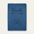 Protège carnet de santé chien personnalisé – Clumber spaniel — Bleu nuit — Flèche — gravure « Basile »