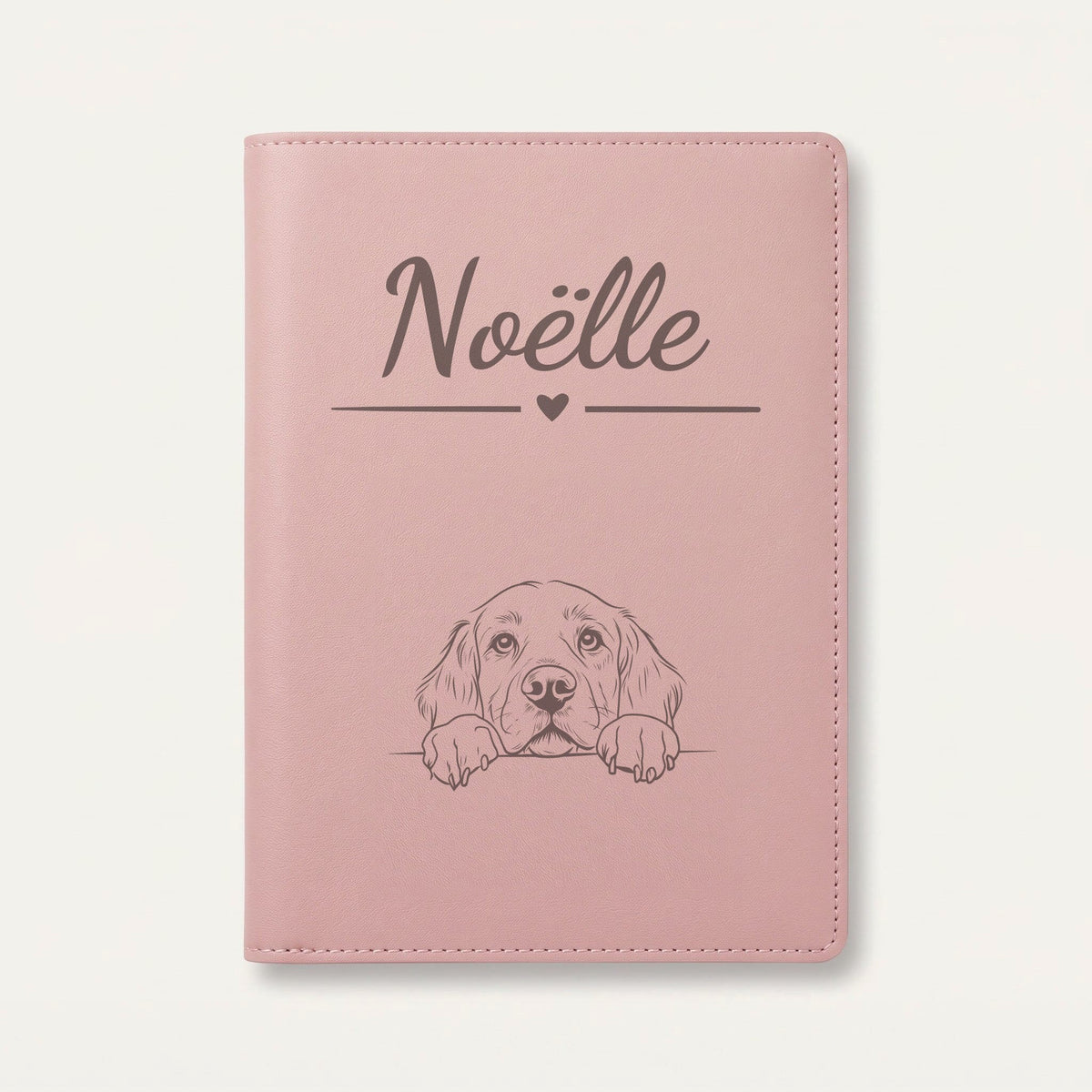 Protège carnet de santé chien personnalisé – Clumber spaniel — Rose dragée — Cœur — gravure « Noëlle »