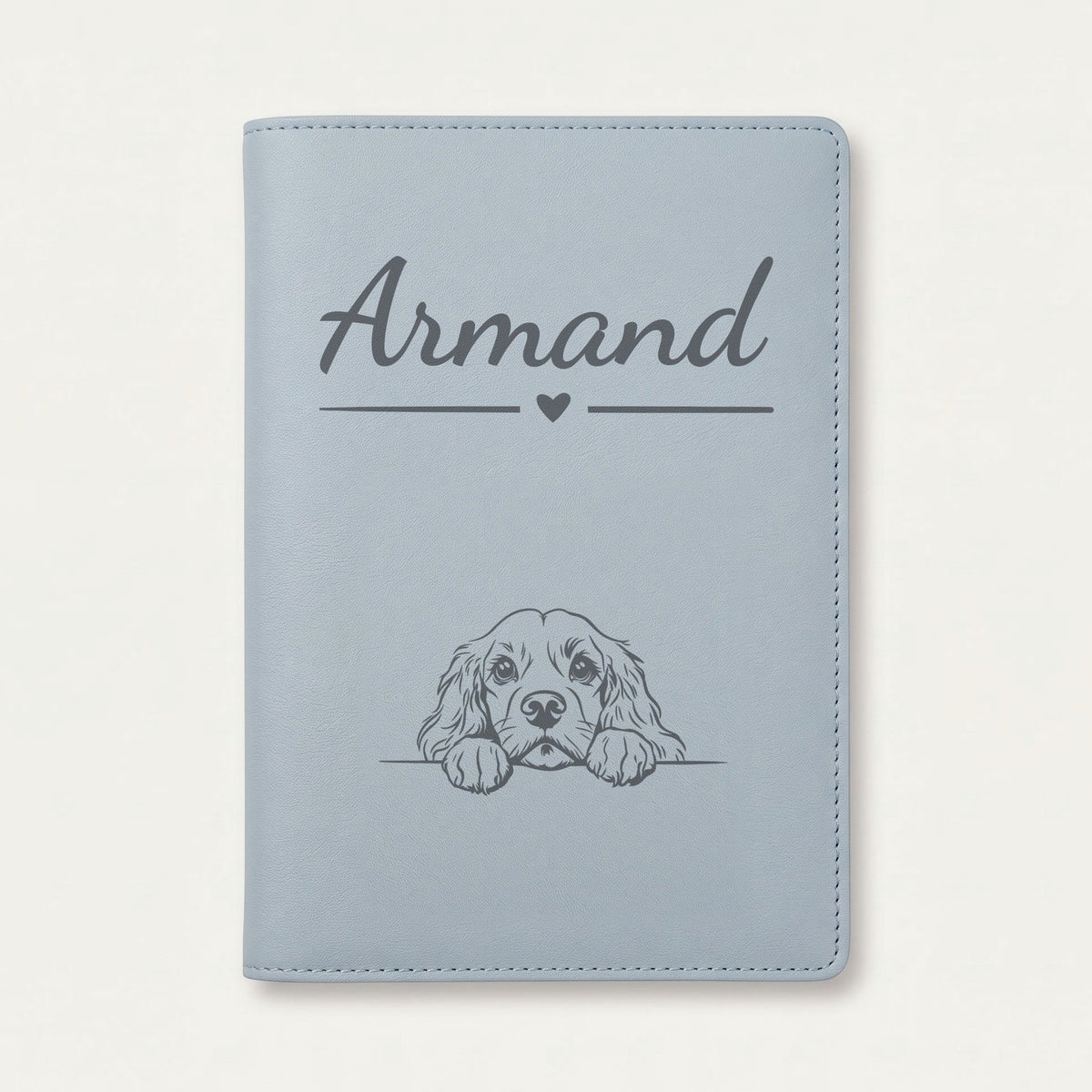 Protège carnet de santé chien personnalisé – Cocker américain — Bleu nuage — Cœur — gravure « Armand »