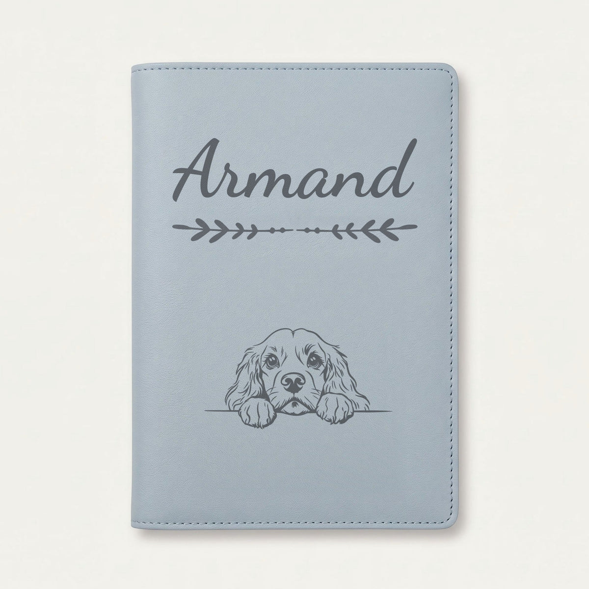 Protège carnet de santé chien personnalisé – Cocker américain — Bleu nuage — Flèche — gravure « Armand »