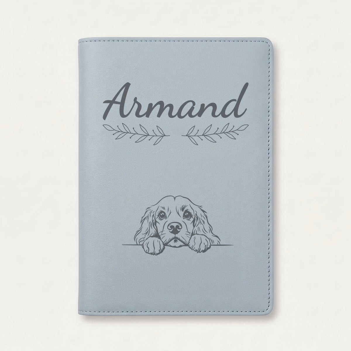 Protège carnet de santé chien personnalisé – Cocker américain — Bleu nuage — Rameaux — gravure « Armand »