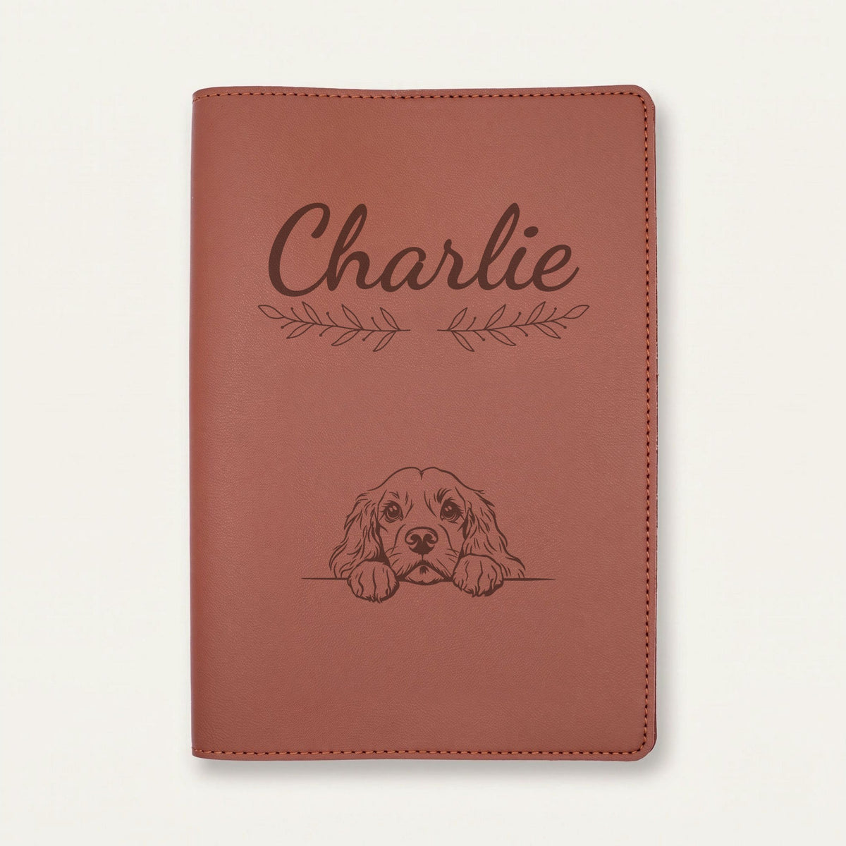 Protège carnet de santé chien personnalisé – Cocker américain — Chocolat — Rameaux — gravure « Charlie »