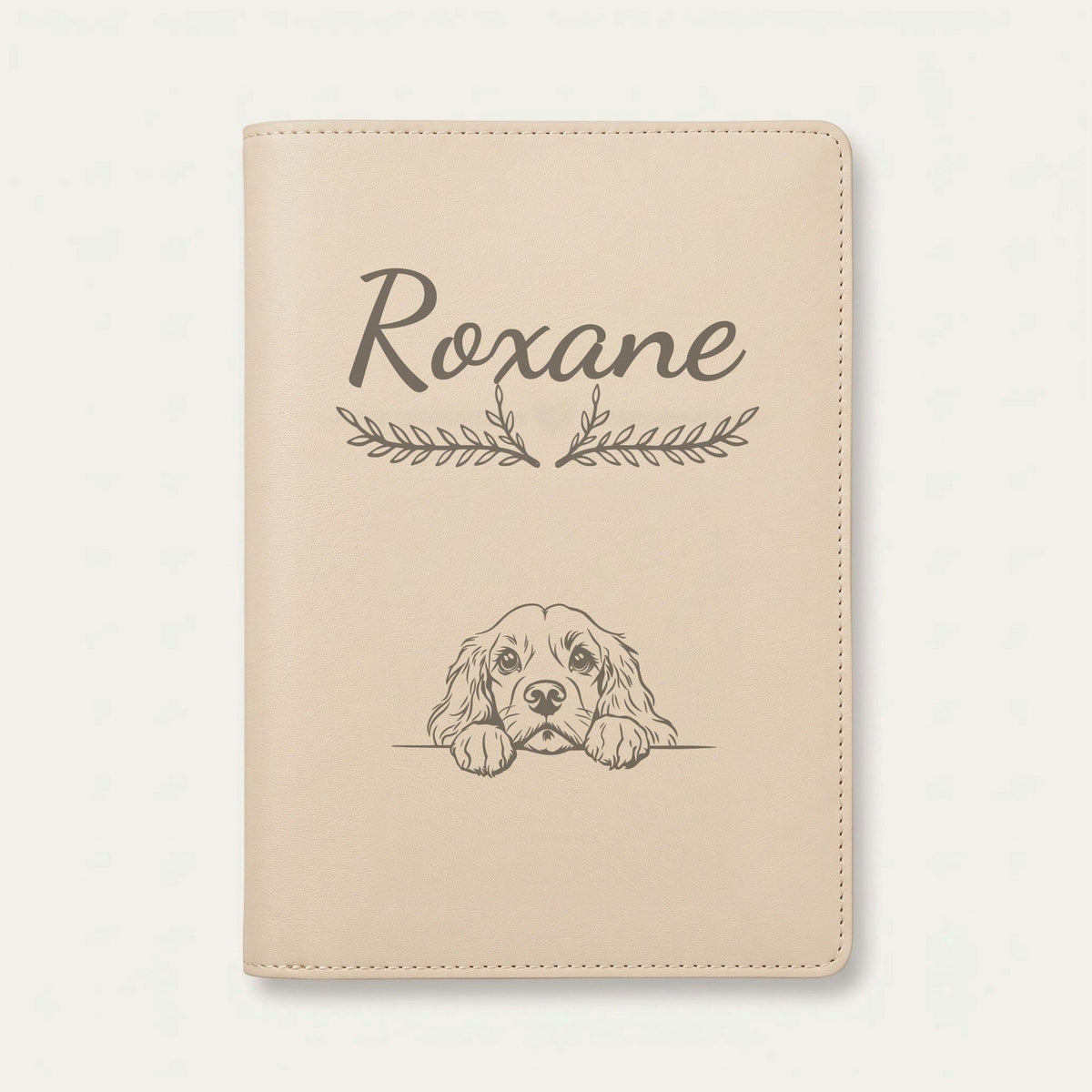 Protège carnet de santé chien personnalisé – Cocker américain — Crème vanille — Bouquet — gravure « Roxane »