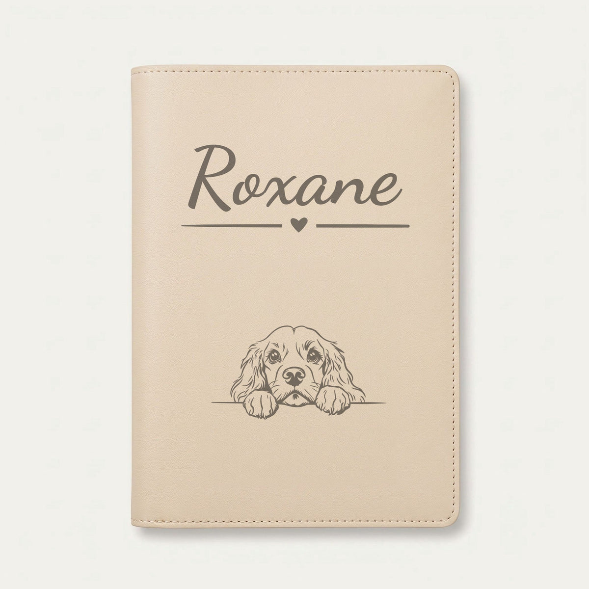 Protège carnet de santé chien personnalisé – Cocker américain — Crème vanille — Cœur — gravure « Roxane »