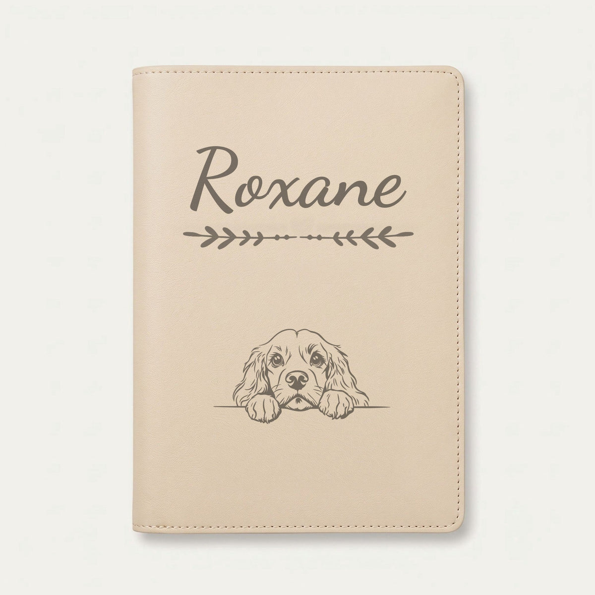 Protège carnet de santé chien personnalisé – Cocker américain — Crème vanille — Flèche — gravure « Roxane »