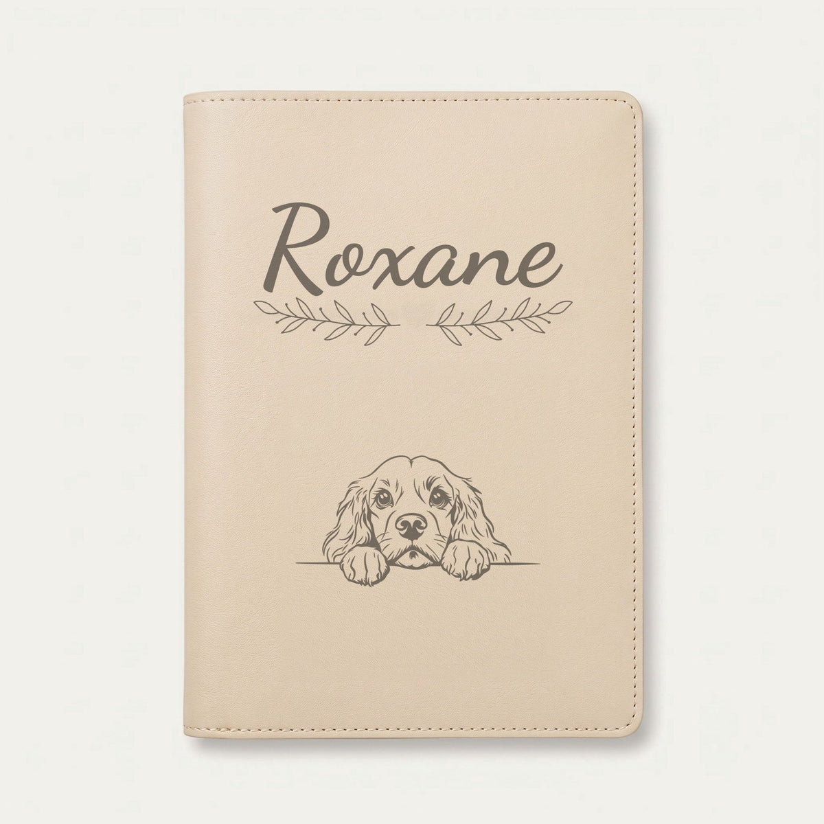 Protège carnet de santé chien personnalisé – Cocker américain — Crème vanille — Rameaux — gravure « Roxane »