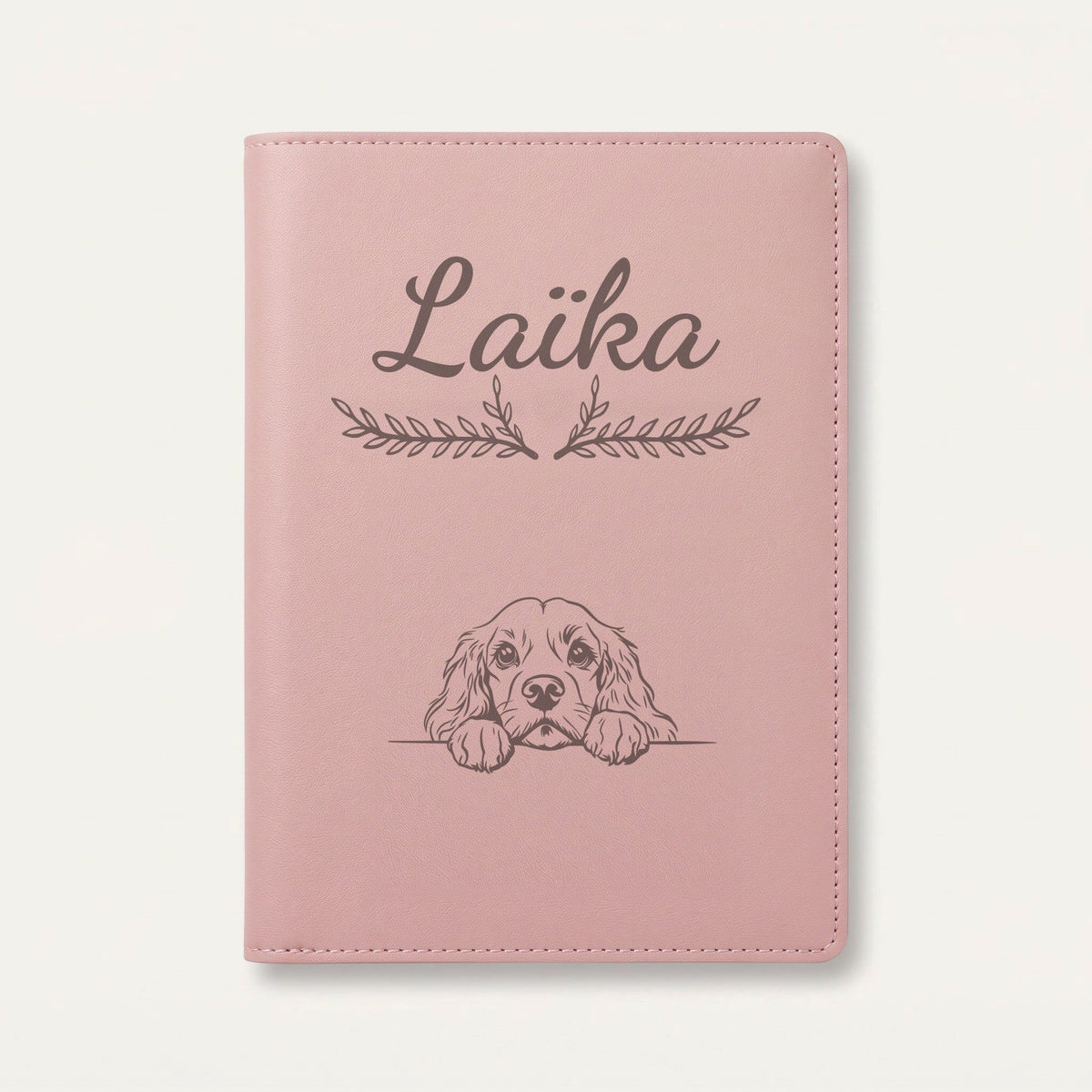 Protège carnet de santé chien personnalisé – Cocker américain — Rose dragée — Bouquet — gravure « Laïka »