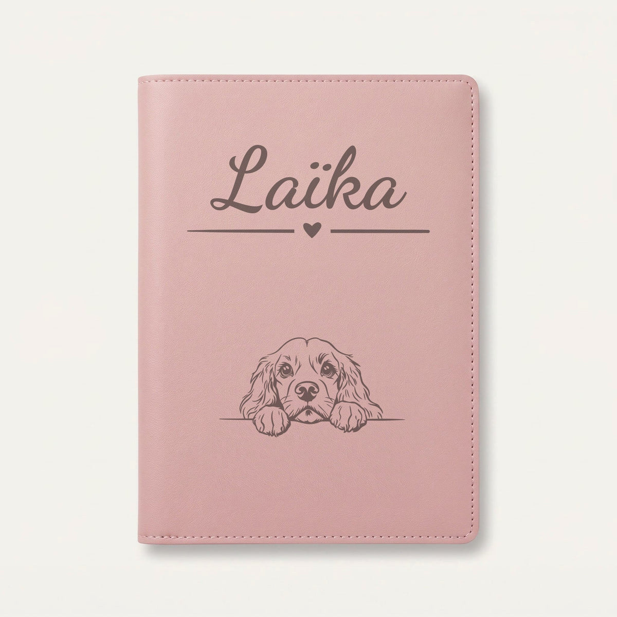 Protège carnet de santé chien personnalisé – Cocker américain — Rose dragée — Cœur — gravure « Laïka »