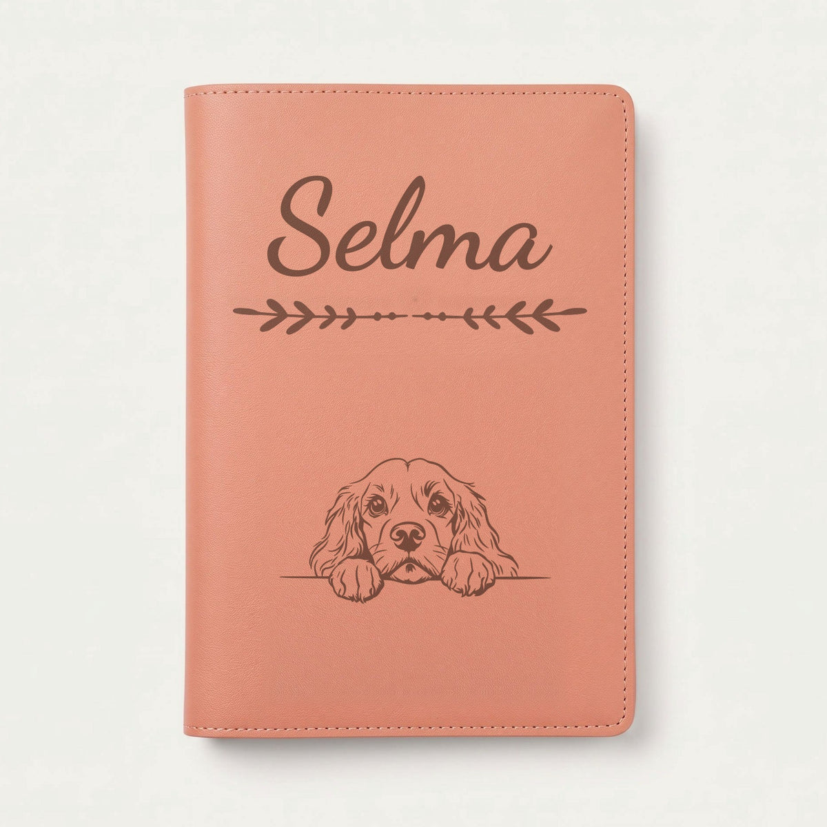 Protège carnet de santé chien personnalisé – Cocker américain — Terracotta — Flèche — gravure « Selma »