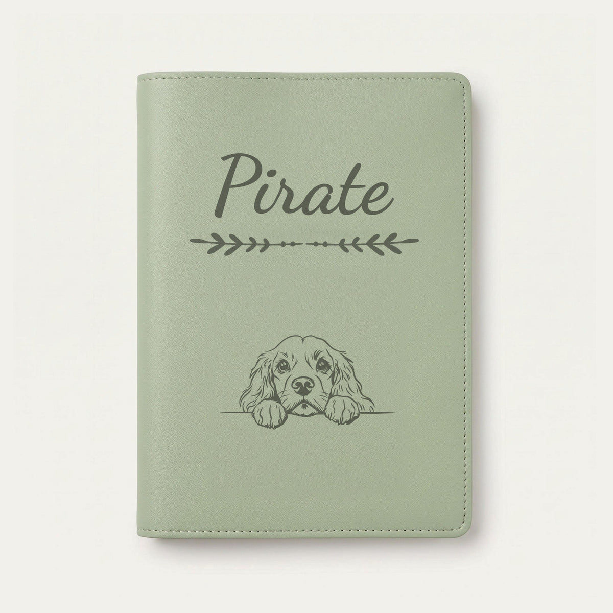Protège carnet de santé chien personnalisé – Cocker américain — Vert sauge — Flèche — gravure « Pirate »