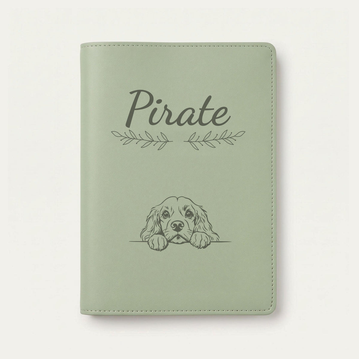 Protège carnet de santé chien personnalisé – Cocker américain — Vert sauge — Rameaux — gravure « Pirate »