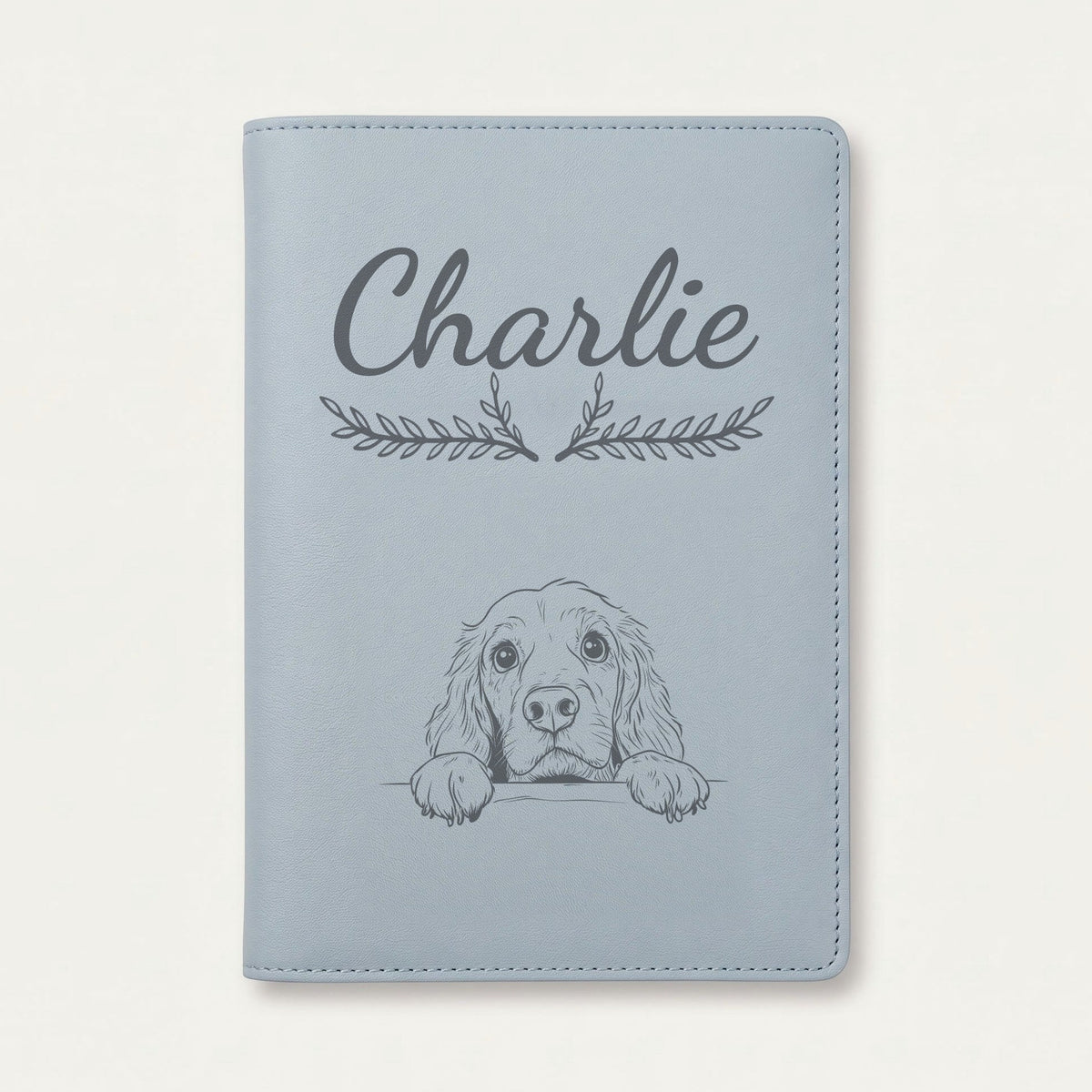 Protège carnet de santé chien personnalisé – Cocker anglais — Bleu nuage — Bouquet — gravure « Charlie »
