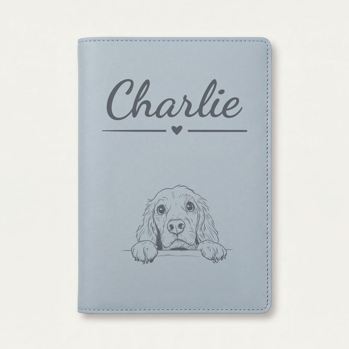 Protège carnet de santé chien personnalisé – Cocker anglais — Bleu nuage — Cœur — gravure « Charlie »