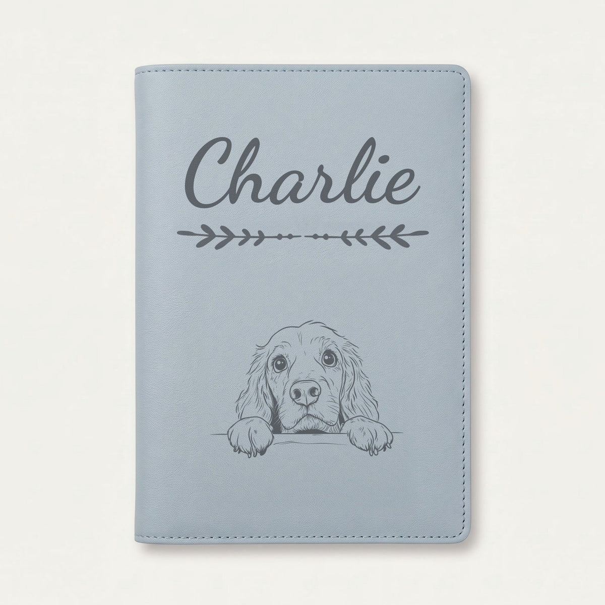 Protège carnet de santé chien personnalisé – Cocker anglais — Bleu nuage — Flèche — gravure « Charlie »