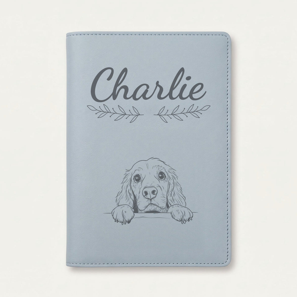 Protège carnet de santé chien personnalisé – Cocker anglais — Bleu nuage — Rameaux — gravure « Charlie »