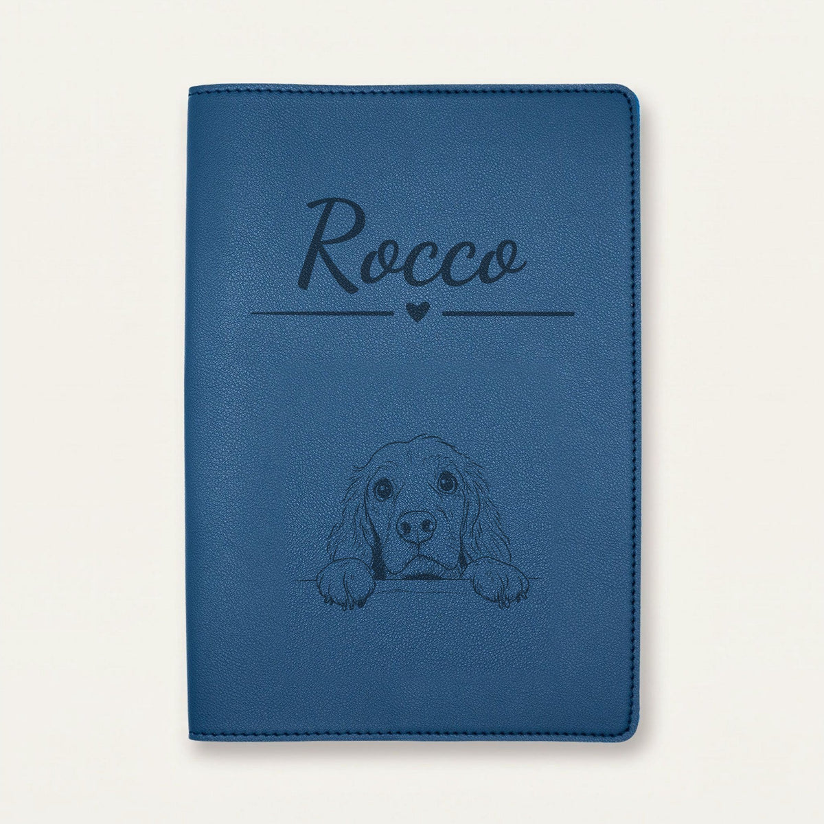 Protège carnet de santé chien personnalisé – Cocker anglais — Bleu nuit — Cœur — gravure « Rocco »