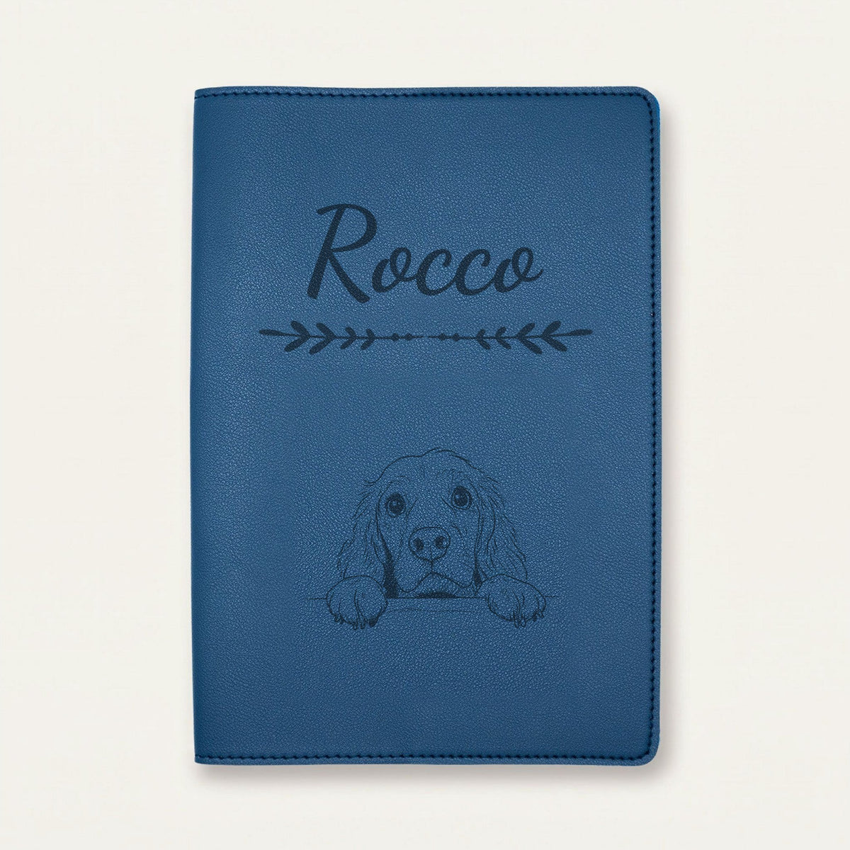Protège carnet de santé chien personnalisé – Cocker anglais — Bleu nuit — Flèche — gravure « Rocco »