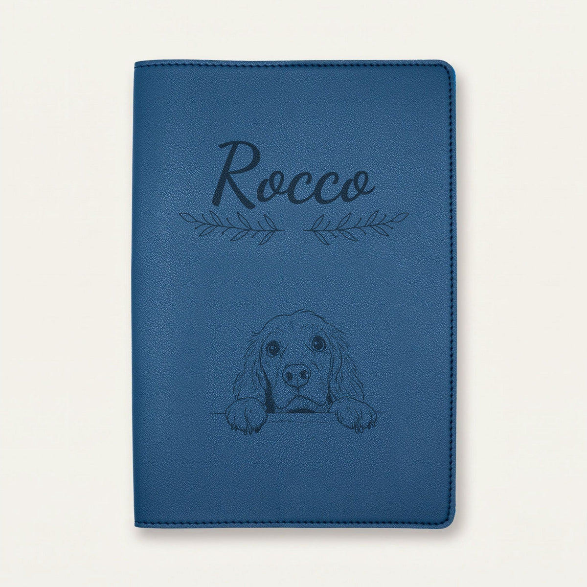 Protège carnet de santé chien personnalisé – Cocker anglais — Bleu nuit — Rameaux — gravure « Rocco »