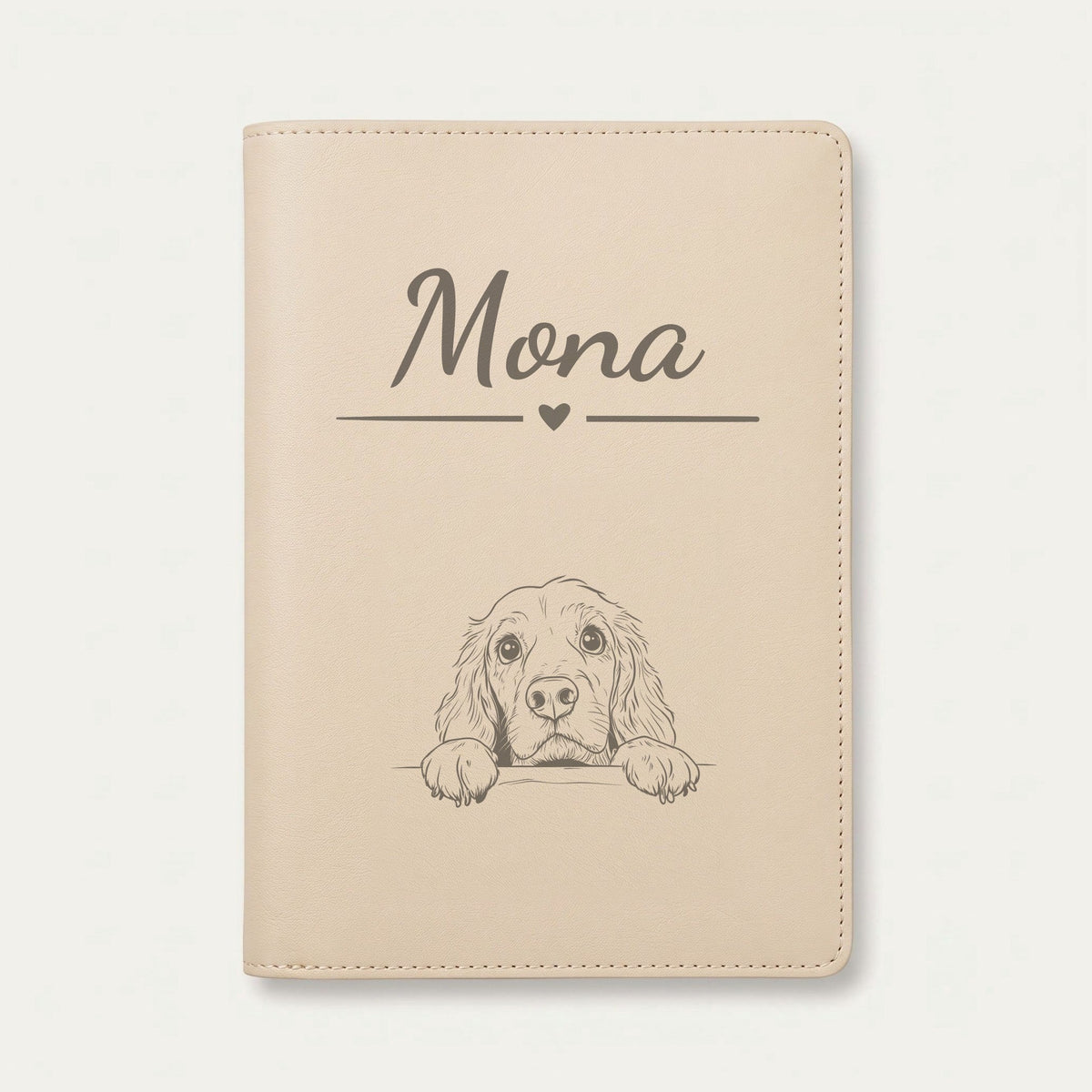 Protège carnet de santé chien personnalisé – Cocker anglais — Crème vanille — Cœur — gravure « Mona »