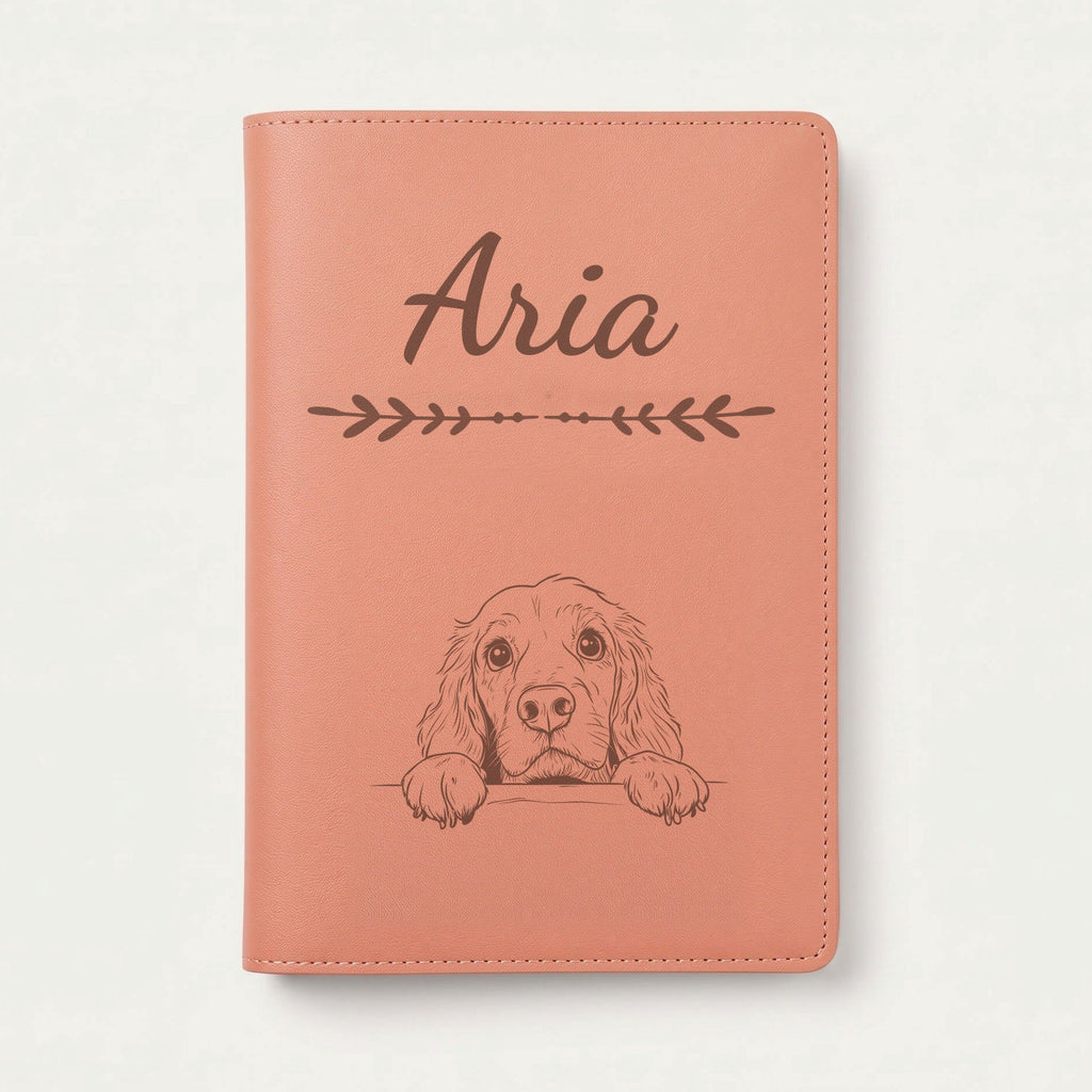 Protège carnet de santé chien personnalisé – Cocker anglais — Terracotta — Flèche — gravure « Aria »