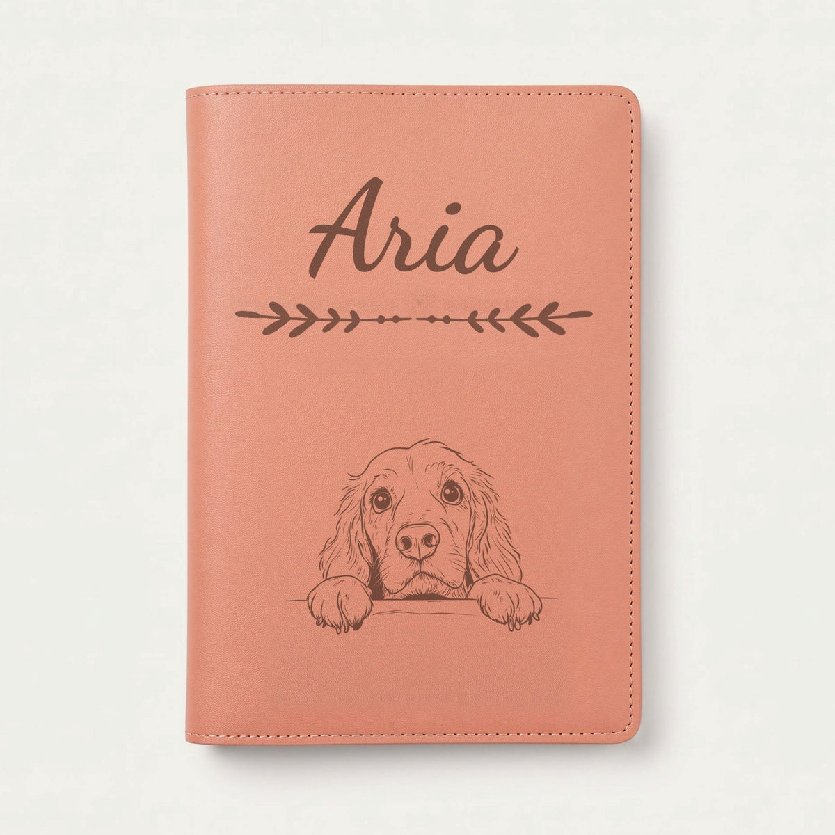 Protège carnet de santé chien personnalisé – Cocker anglais — Terracotta — Flèche — gravure « Aria »