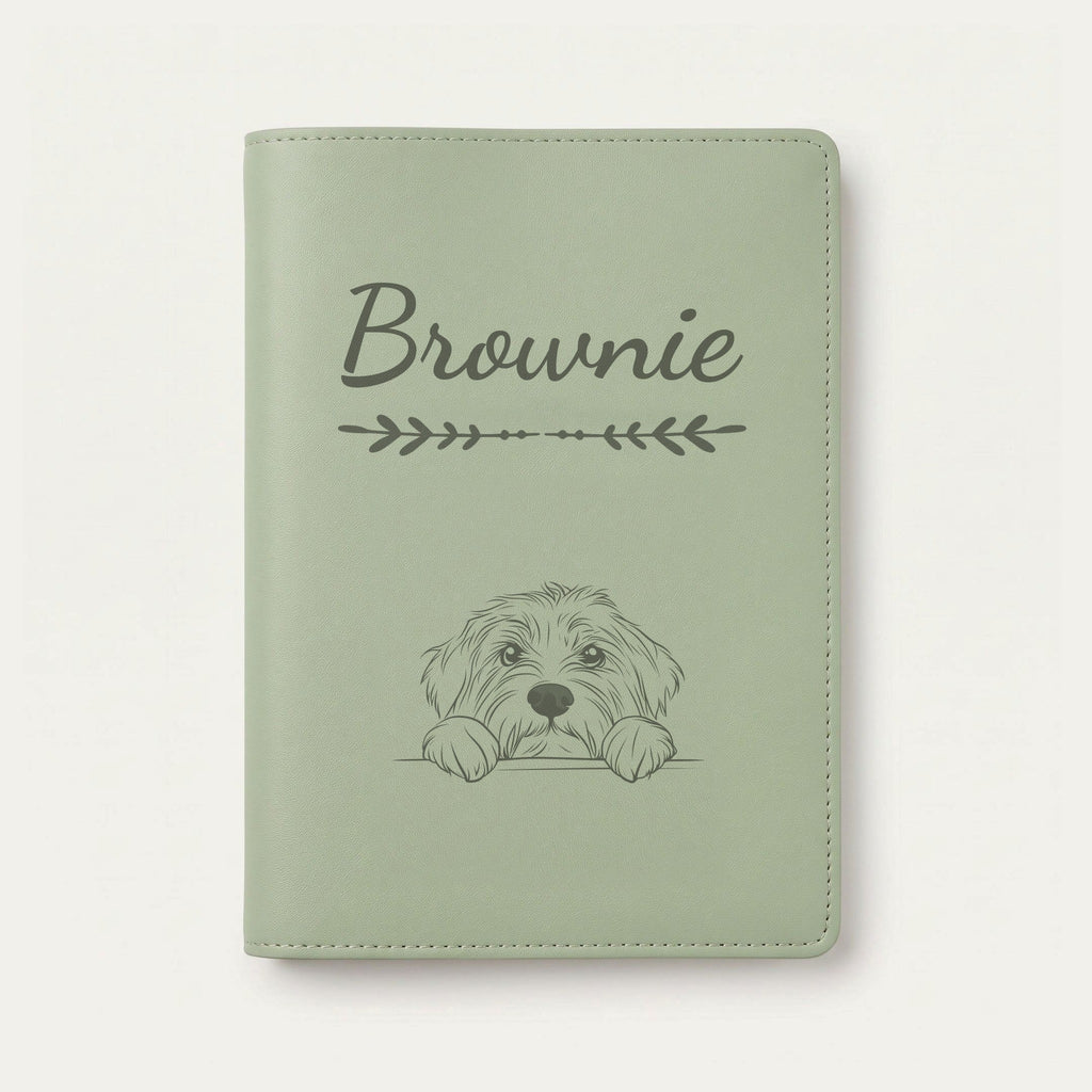 Protège carnet de santé chien personnalisé – Colley barbu — Vert sauge — Flèche — gravure « Brownie »