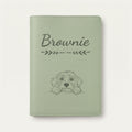 Protège carnet de santé chien personnalisé – Colley barbu — Vert sauge — Flèche — gravure « Brownie »