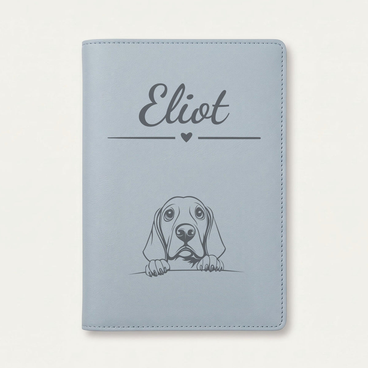 Protège carnet de santé chien personnalisé – Coonhound noir et feu — Bleu nuage — Cœur — gravure « Eliot »