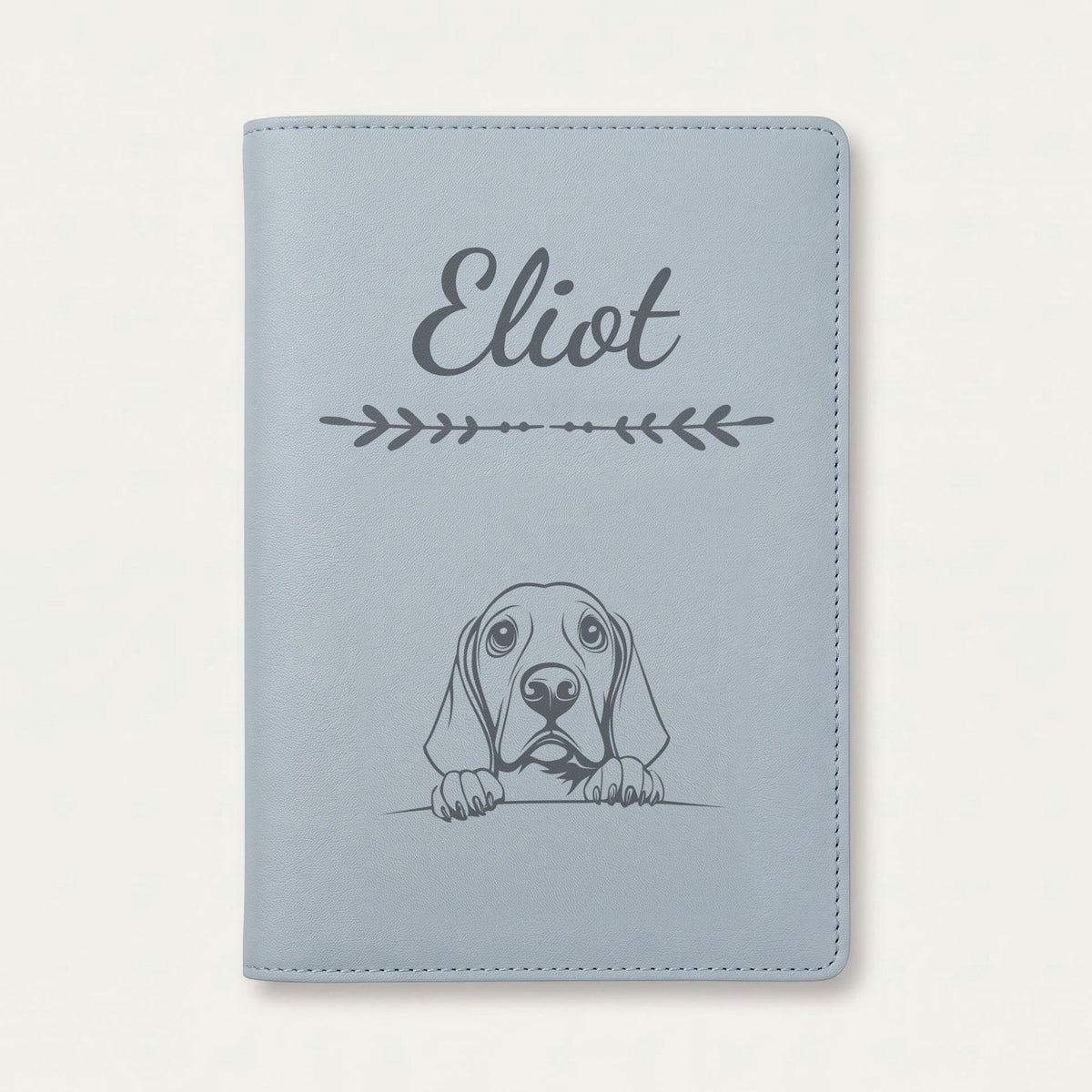 Protège carnet de santé chien personnalisé – Coonhound noir et feu — Bleu nuage — Flèche — gravure « Eliot »