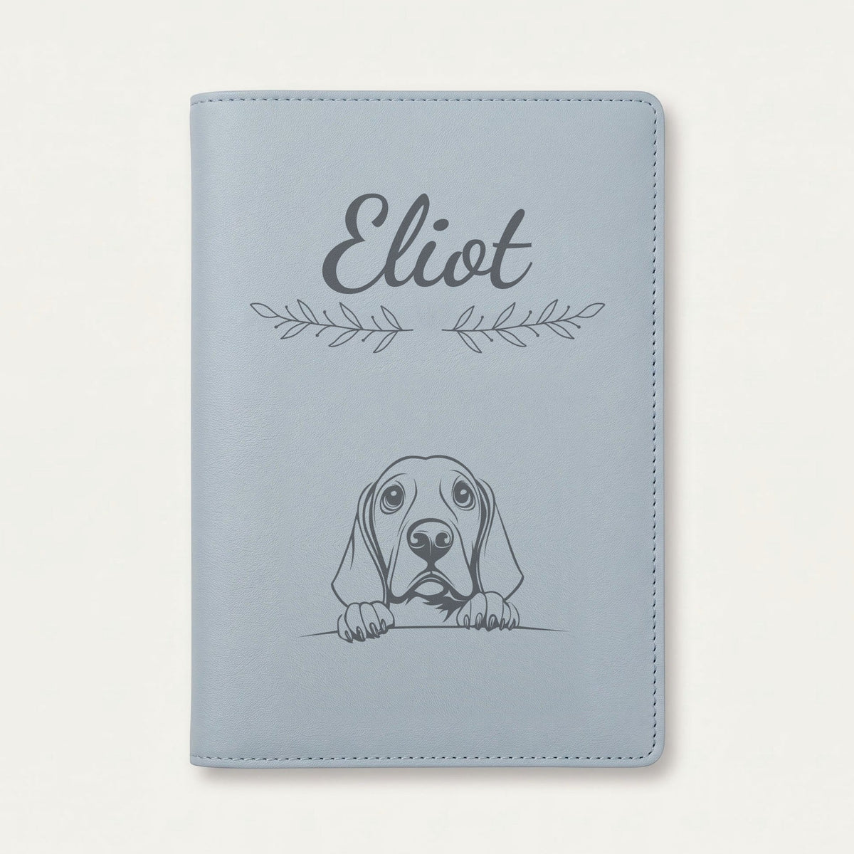 Protège carnet de santé chien personnalisé – Coonhound noir et feu — Bleu nuage — Rameaux — gravure « Eliot »