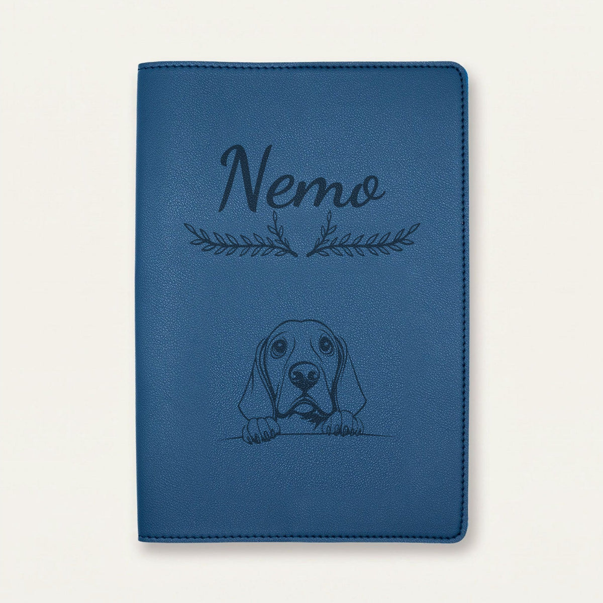 Protège carnet de santé chien personnalisé – Coonhound noir et feu — Bleu nuit — Bouquet — gravure « Nemo »