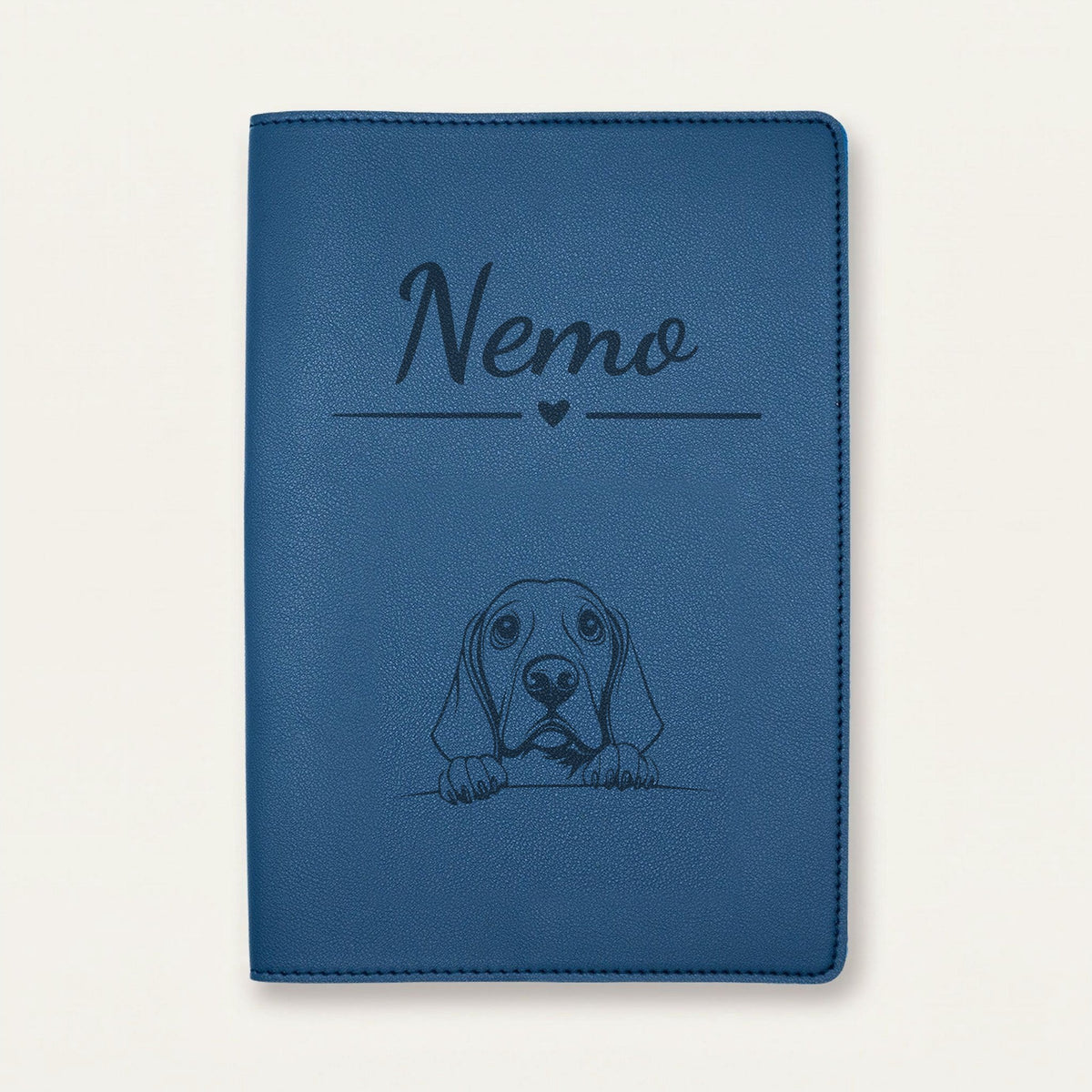 Protège carnet de santé chien personnalisé – Coonhound noir et feu — Bleu nuit — Cœur — gravure « Nemo »