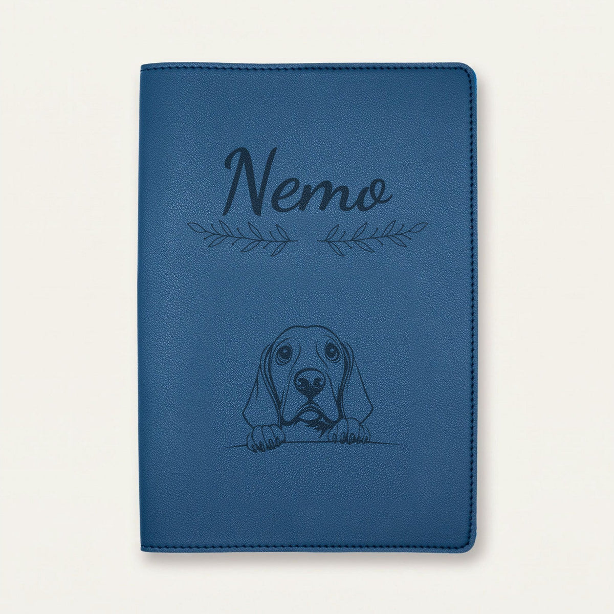Protège carnet de santé chien personnalisé – Coonhound noir et feu — Bleu nuit — Rameaux — gravure « Nemo »