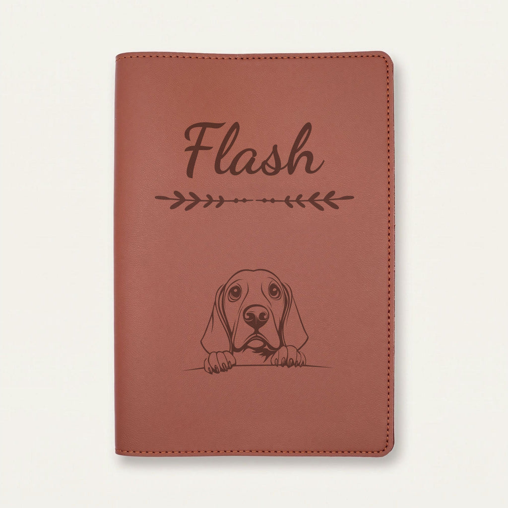 Protège carnet de santé chien personnalisé – Coonhound noir et feu — Chocolat — Flèche — gravure « Flash »