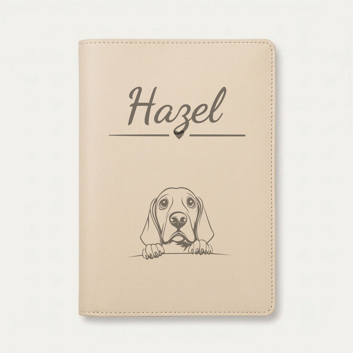 Protège carnet de santé chien personnalisé – Coonhound noir et feu — Crème vanille — Cœur — gravure « Hazel »