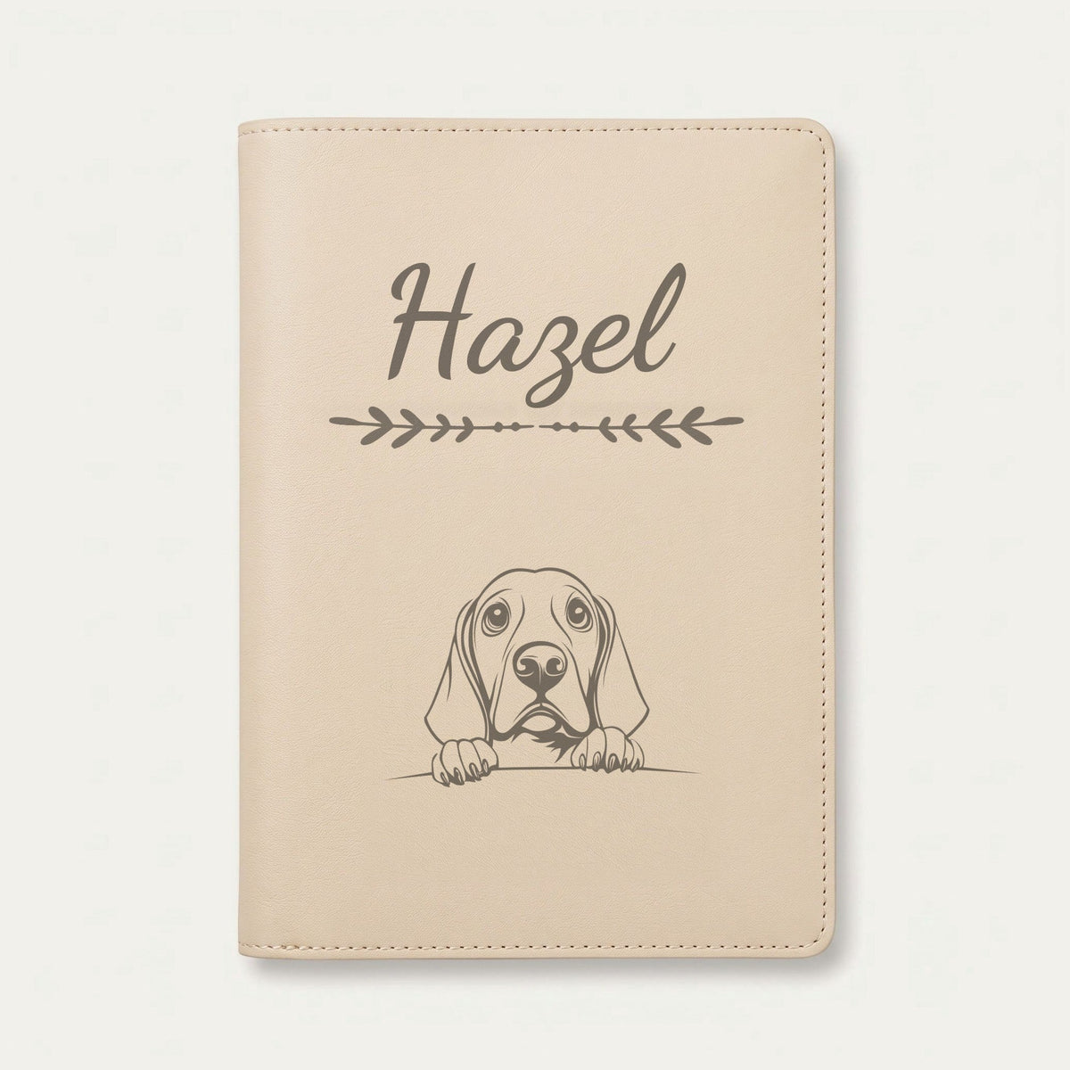 Protège carnet de santé chien personnalisé – Coonhound noir et feu — Crème vanille — Flèche — gravure « Hazel »