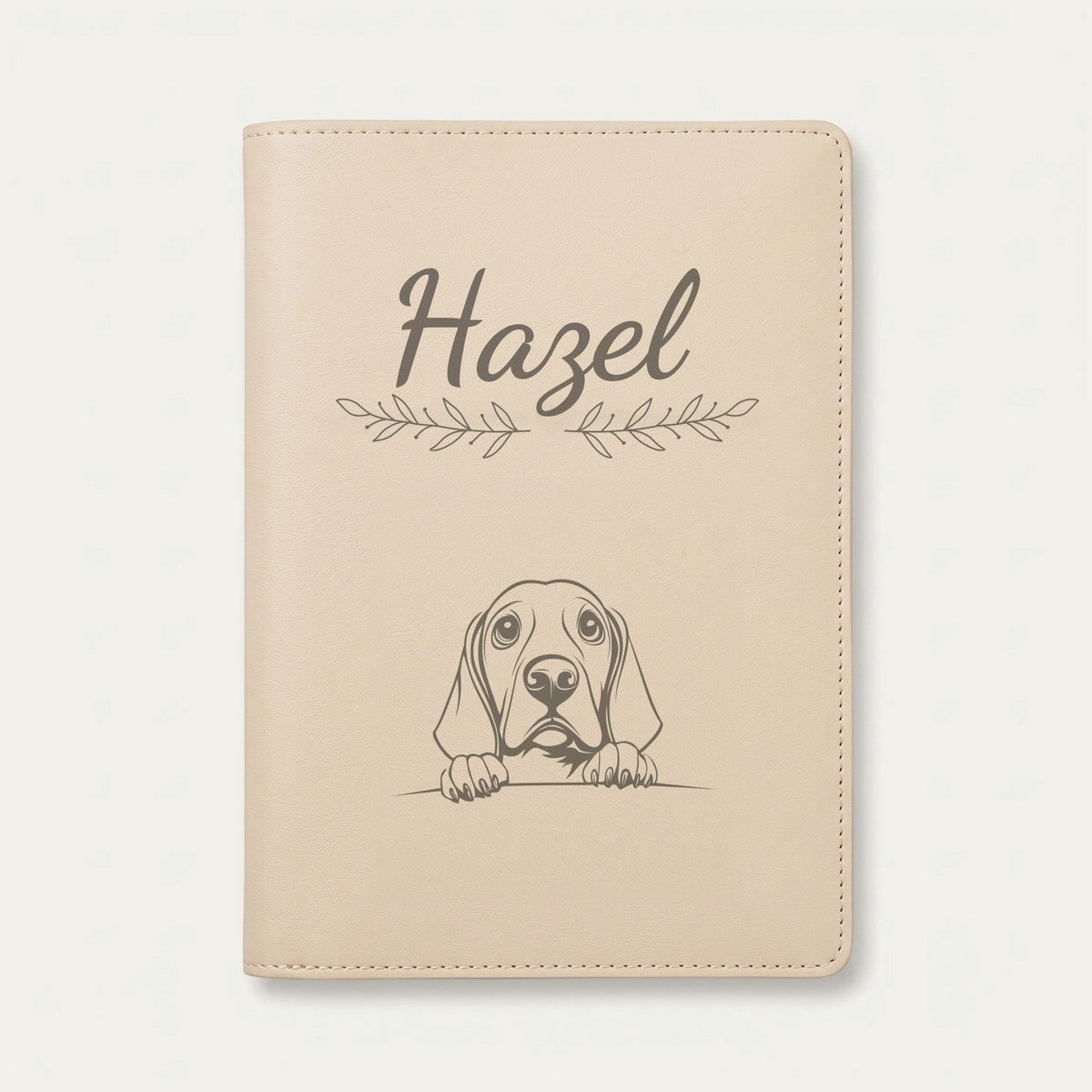 Protège carnet de santé chien personnalisé – Coonhound noir et feu — Crème vanille — Rameaux — gravure « Hazel »