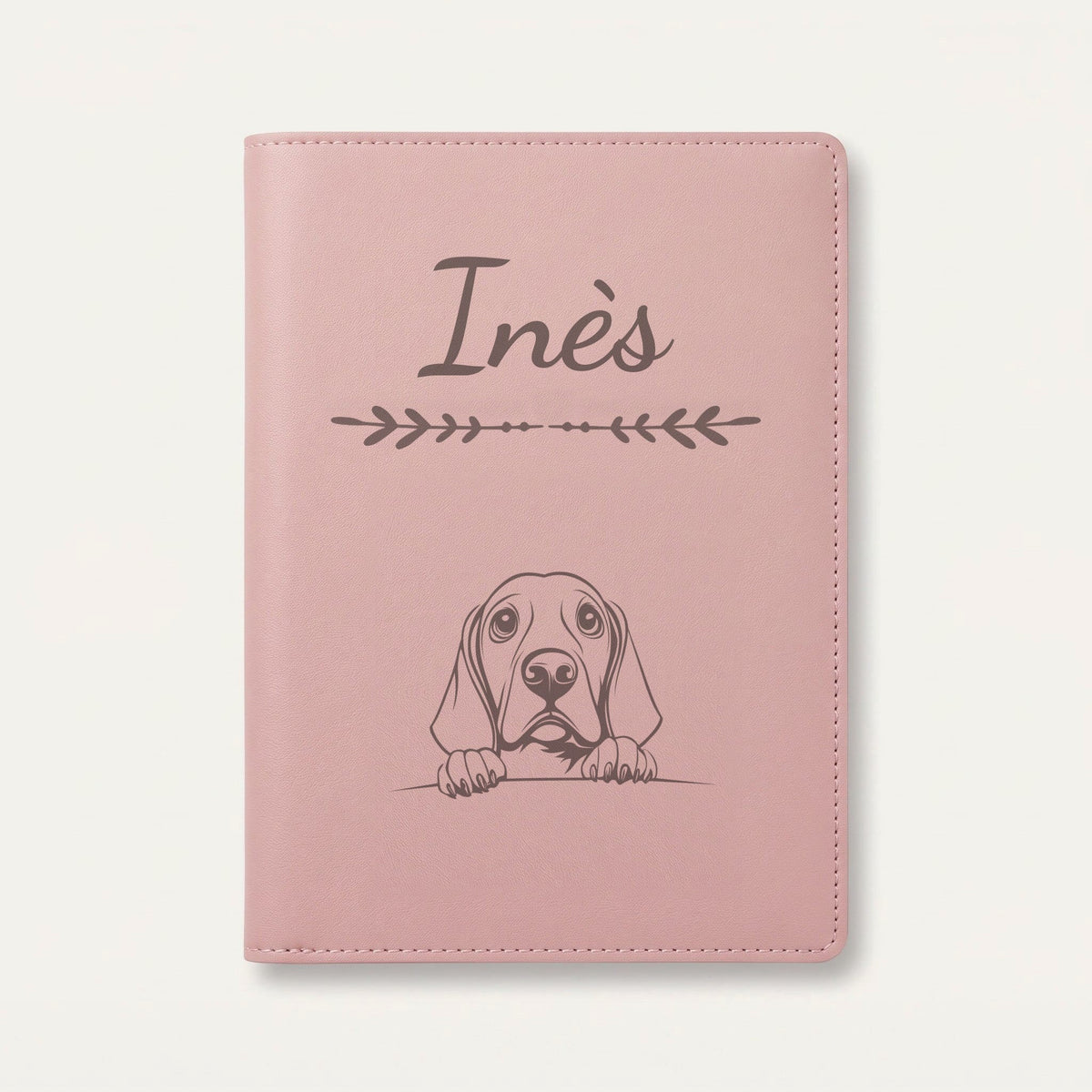 Protège carnet de santé chien personnalisé – Coonhound noir et feu — Rose dragée — Flèche — gravure « Inès »