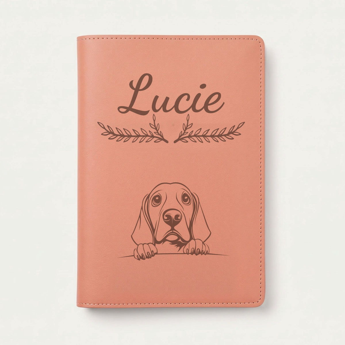 Protège carnet de santé chien personnalisé – Coonhound noir et feu — Terracotta — Bouquet — gravure « Lucie »