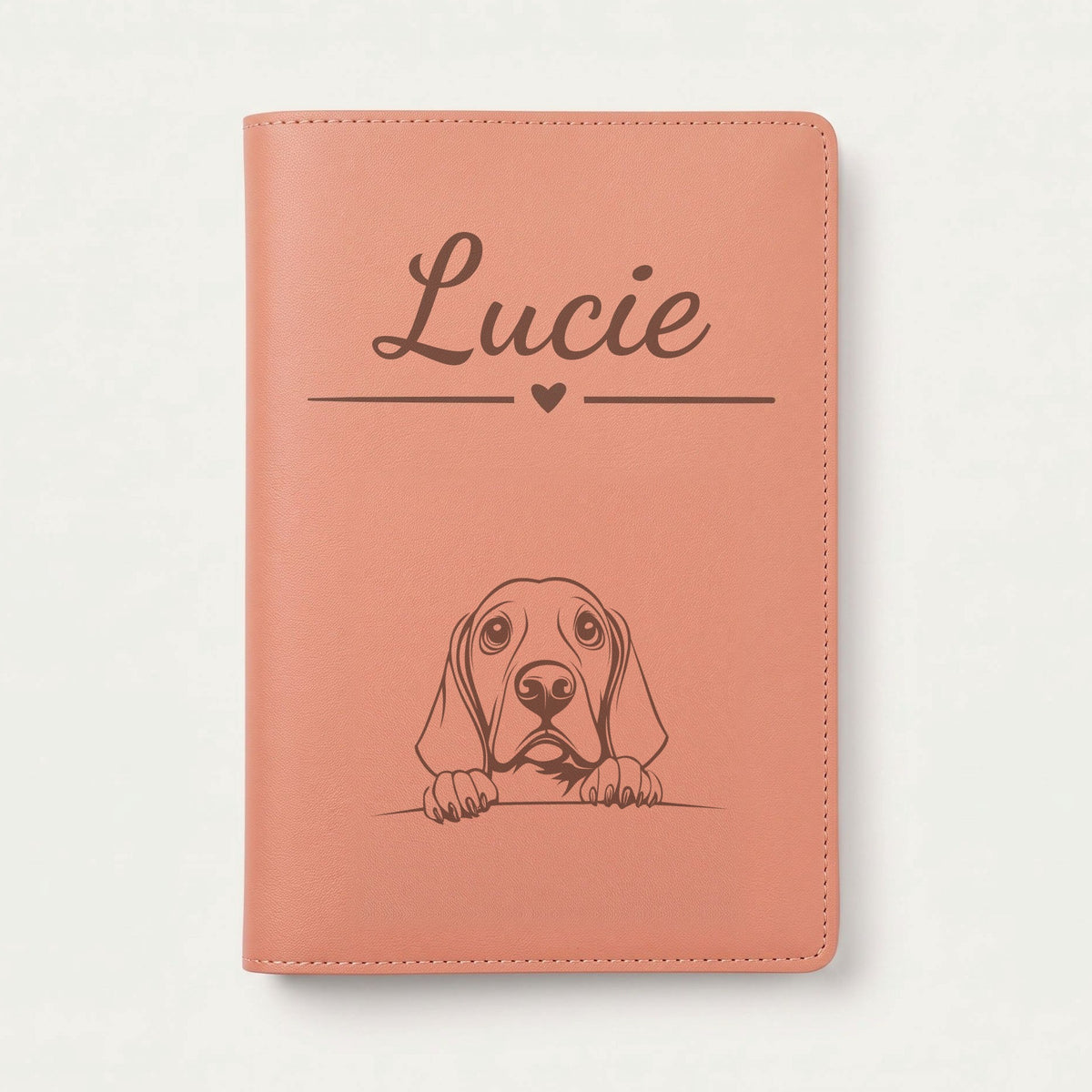 Protège carnet de santé chien personnalisé – Coonhound noir et feu — Terracotta — Cœur — gravure « Lucie »