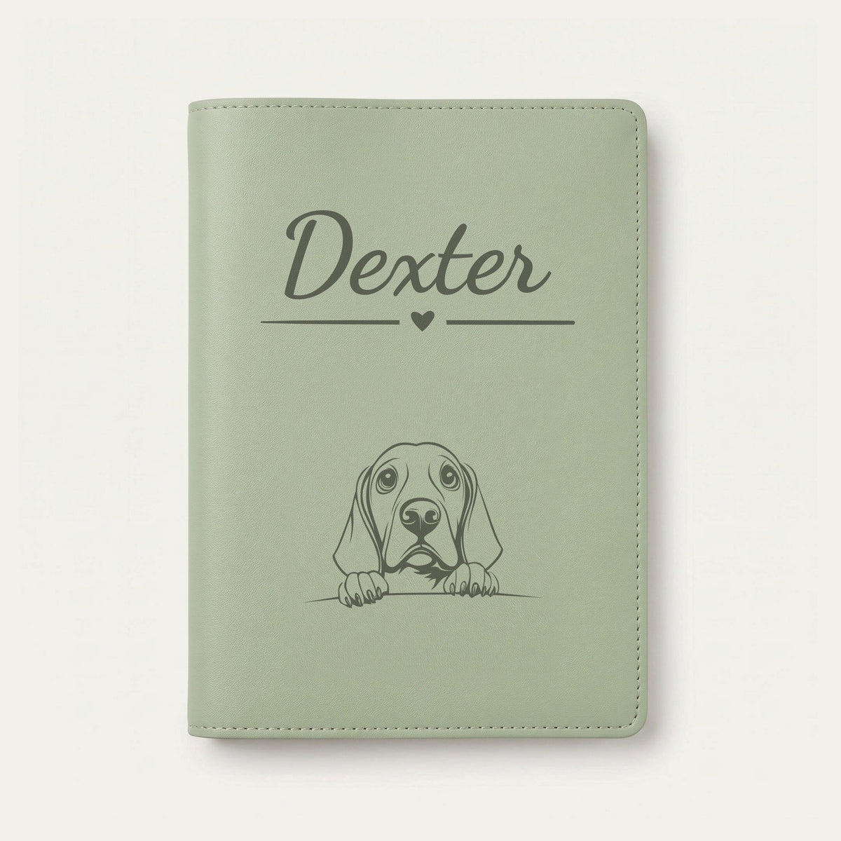 Protège carnet de santé chien personnalisé – Coonhound noir et feu — Vert sauge — Cœur — gravure « Dexter »